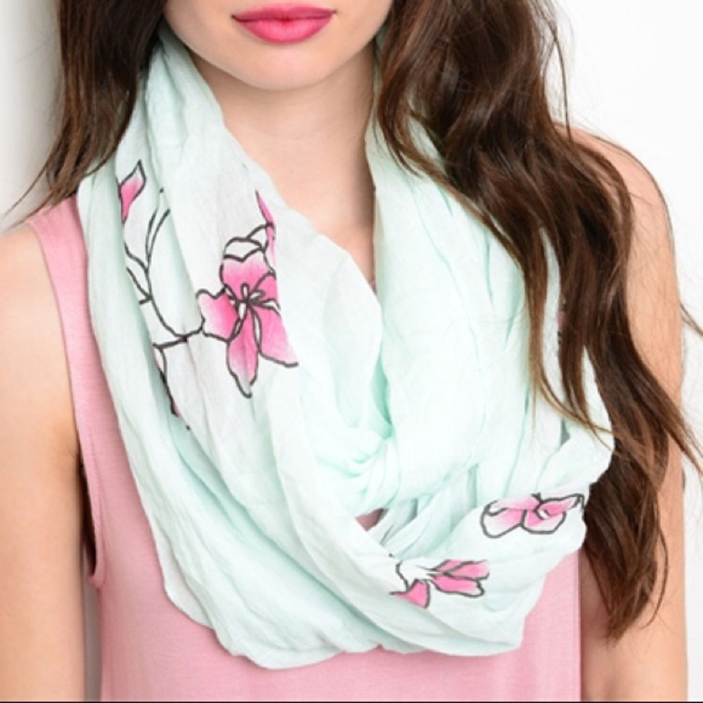 NW HANGER INFINITY SCARF.